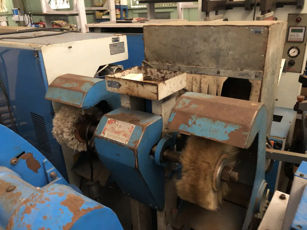 LOTE 157 - lote com 6 escovas duplas e 3 escovas simples