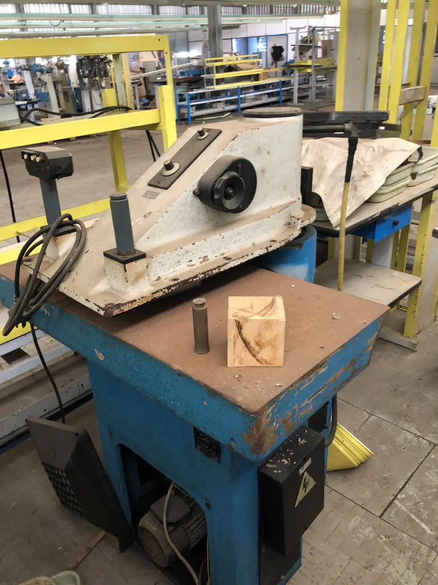 LOTE 141 - lote com 3 balancins em mau estado