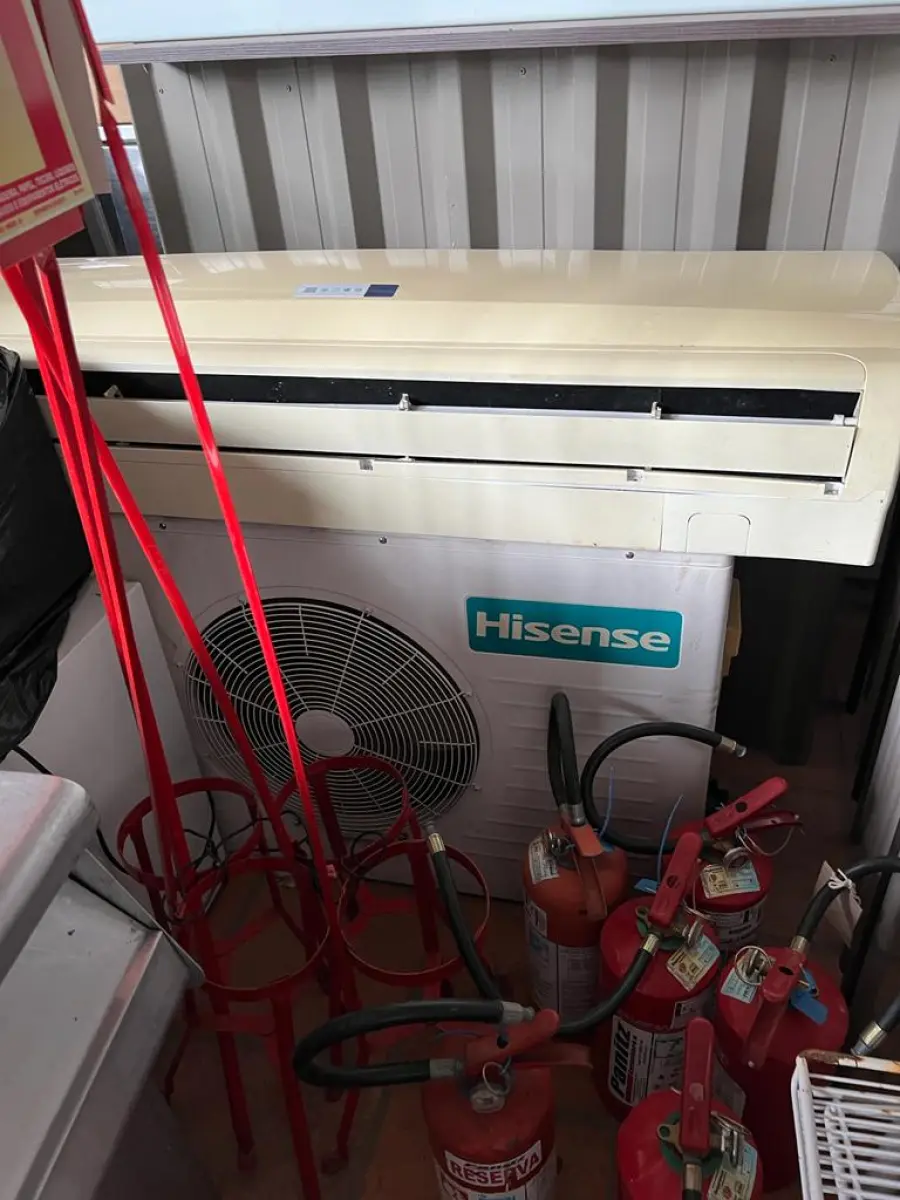 LOTE 001 - LISTAGEM GRANDE DE BENS DE LANCHERIA - PROJETOR, MESAS, CADEIRAS, FRITADEIRAS A GAS E ELETRICAS, FREEZERS, GELADEIRA, TELA, COMPUTADOR, LIXEIRA, FRIGOBAR,  FORNO CONVECTOR, CHAPA BIFETEIRA, AR CONDICIONADO SO FRENTE.