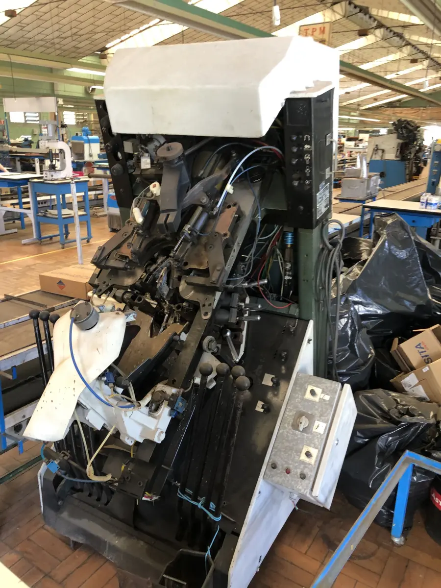 LOTE 196 - Máquina de montar bico