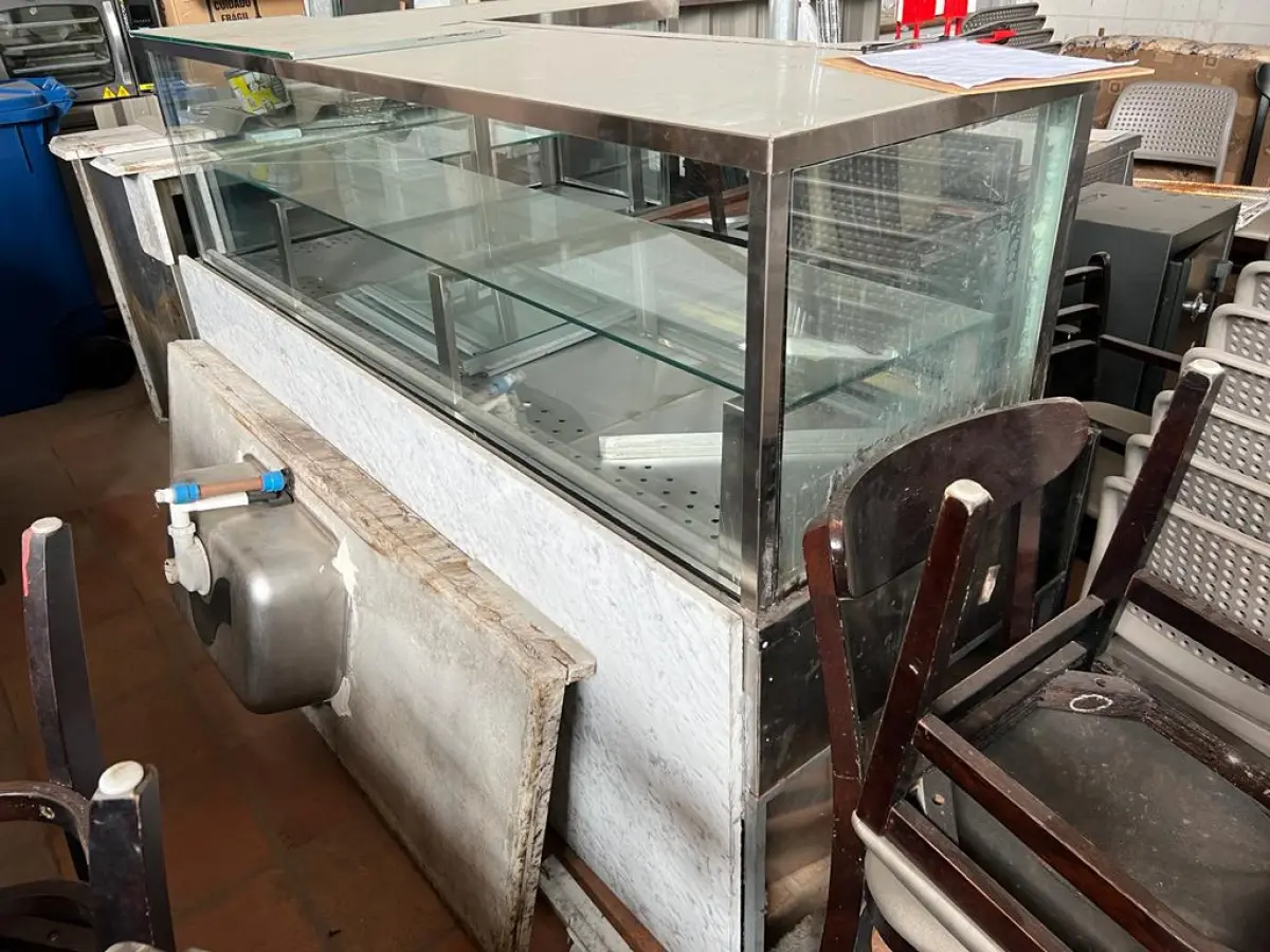 LOTE 001 - LISTAGEM GRANDE DE BENS DE LANCHERIA - PROJETOR, MESAS, CADEIRAS, FRITADEIRAS A GAS E ELETRICAS, FREEZERS, GELADEIRA, TELA, COMPUTADOR, LIXEIRA, FRIGOBAR,  FORNO CONVECTOR, CHAPA BIFETEIRA, AR CONDICIONADO SO FRENTE.