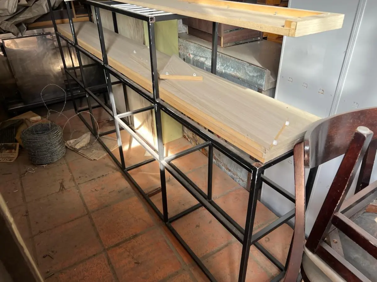 LOTE 001 - LISTAGEM GRANDE DE BENS DE LANCHERIA - PROJETOR, MESAS, CADEIRAS, FRITADEIRAS A GAS E ELETRICAS, FREEZERS, GELADEIRA, TELA, COMPUTADOR, LIXEIRA, FRIGOBAR,  FORNO CONVECTOR, CHAPA BIFETEIRA, AR CONDICIONADO SO FRENTE.