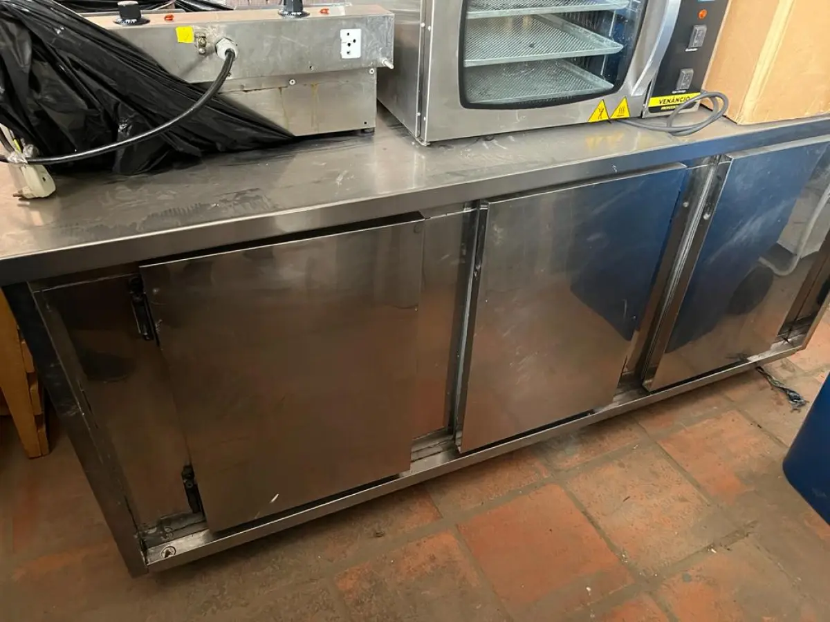 LOTE 001 - LISTAGEM GRANDE DE BENS DE LANCHERIA - PROJETOR, MESAS, CADEIRAS, FRITADEIRAS A GAS E ELETRICAS, FREEZERS, GELADEIRA, TELA, COMPUTADOR, LIXEIRA, FRIGOBAR,  FORNO CONVECTOR, CHAPA BIFETEIRA, AR CONDICIONADO SO FRENTE.