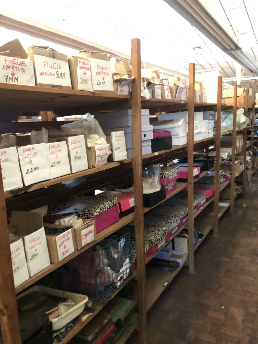 LOTE 185 - Lote de prateleiras com fivelas, rebites etc.