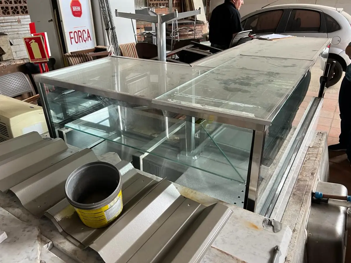 LOTE 001 - LISTAGEM GRANDE DE BENS DE LANCHERIA - PROJETOR, MESAS, CADEIRAS, FRITADEIRAS A GAS E ELETRICAS, FREEZERS, GELADEIRA, TELA, COMPUTADOR, LIXEIRA, FRIGOBAR,  FORNO CONVECTOR, CHAPA BIFETEIRA, AR CONDICIONADO SO FRENTE.