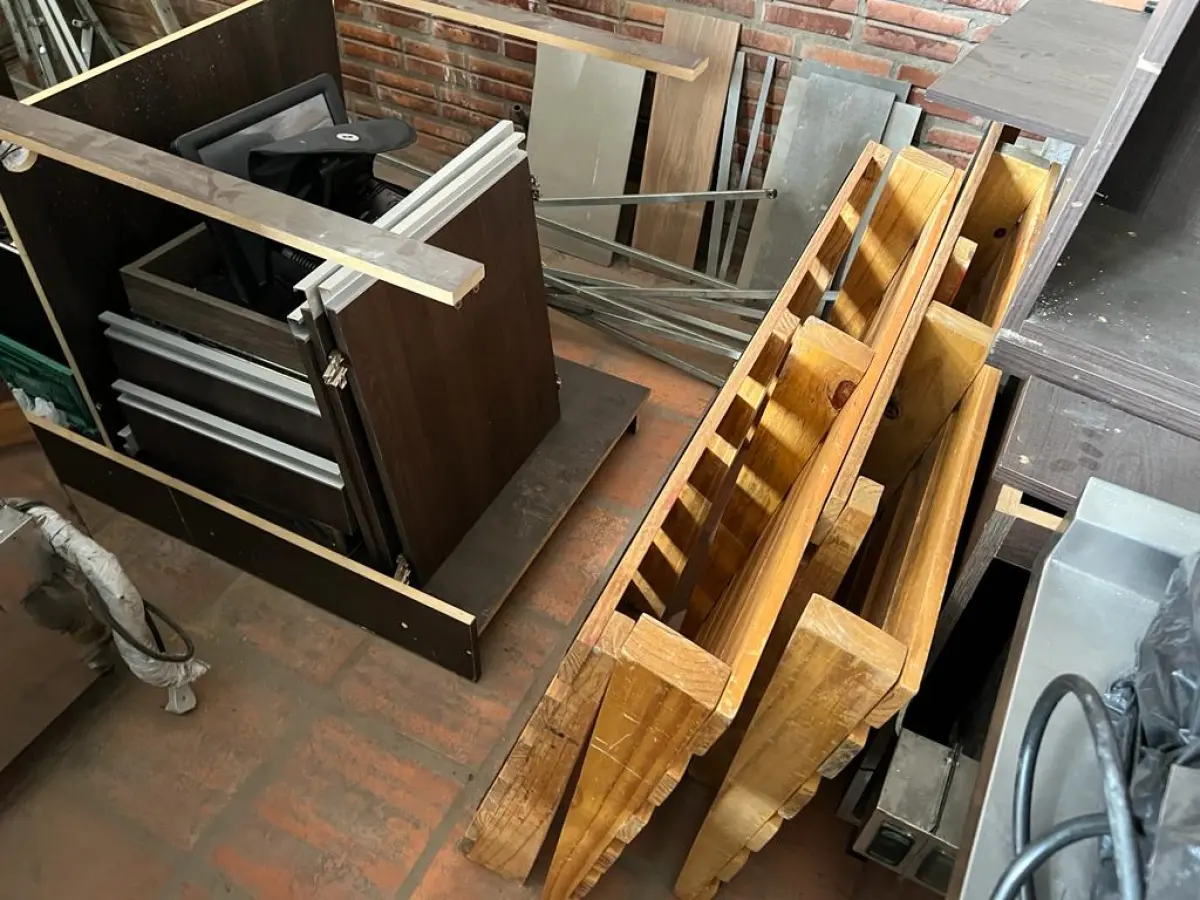 LOTE 001 - LISTAGEM GRANDE DE BENS DE LANCHERIA - PROJETOR, MESAS, CADEIRAS, FRITADEIRAS A GAS E ELETRICAS, FREEZERS, GELADEIRA, TELA, COMPUTADOR, LIXEIRA, FRIGOBAR,  FORNO CONVECTOR, CHAPA BIFETEIRA, AR CONDICIONADO SO FRENTE.