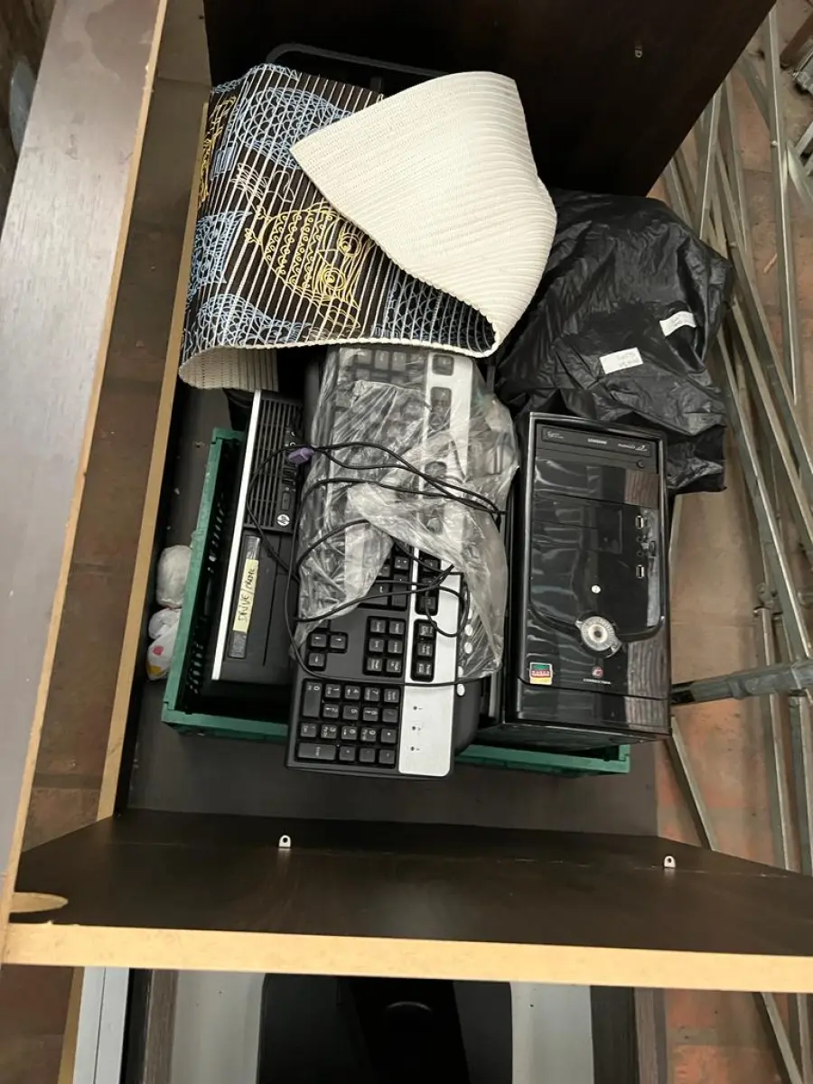 LOTE 001 - LISTAGEM GRANDE DE BENS DE LANCHERIA - PROJETOR, MESAS, CADEIRAS, FRITADEIRAS A GAS E ELETRICAS, FREEZERS, GELADEIRA, TELA, COMPUTADOR, LIXEIRA, FRIGOBAR,  FORNO CONVECTOR, CHAPA BIFETEIRA, AR CONDICIONADO SO FRENTE.