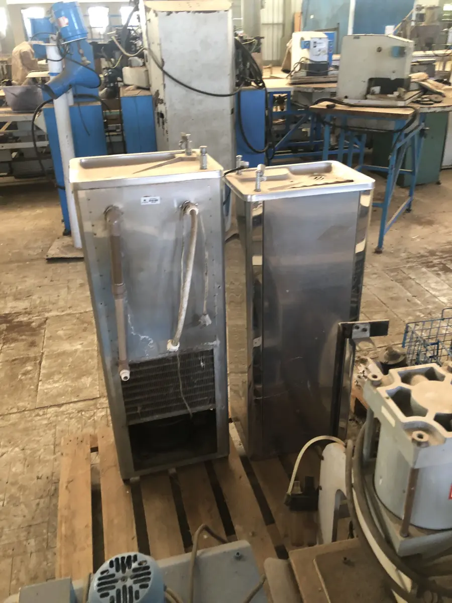 LOTE 009 - 2 bebedores cor prata