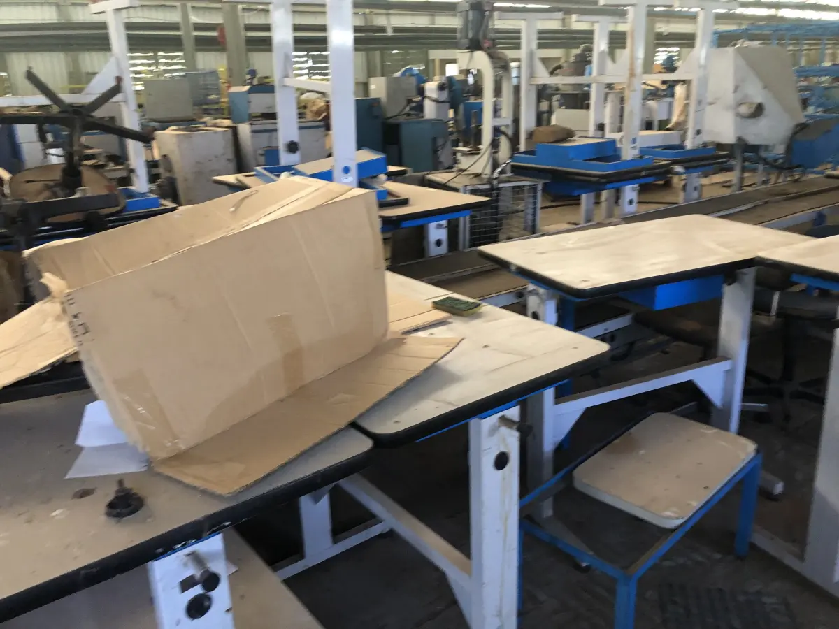 LOTE 002 - lote com aprox. 50 mesas de produção altas 