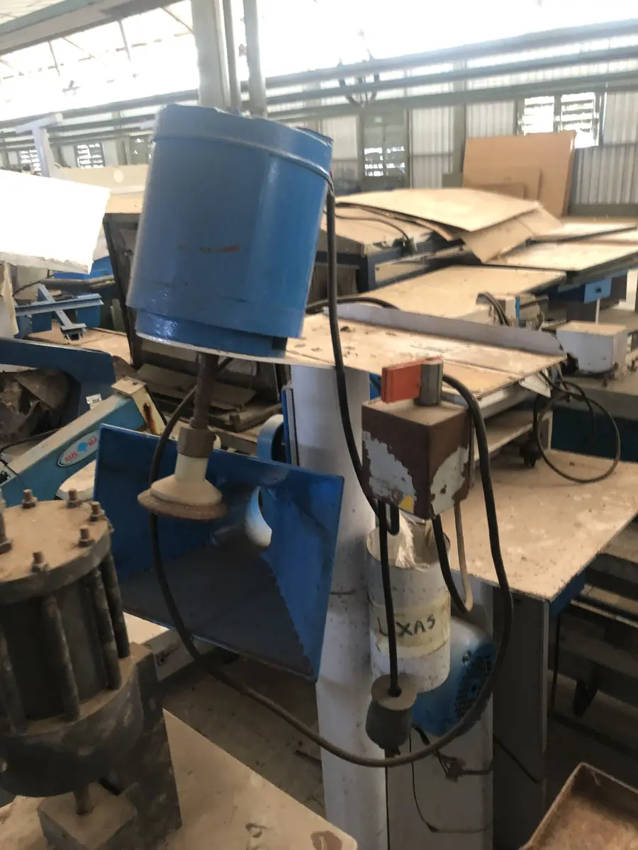 LOTE 049 - lixadeira boneca