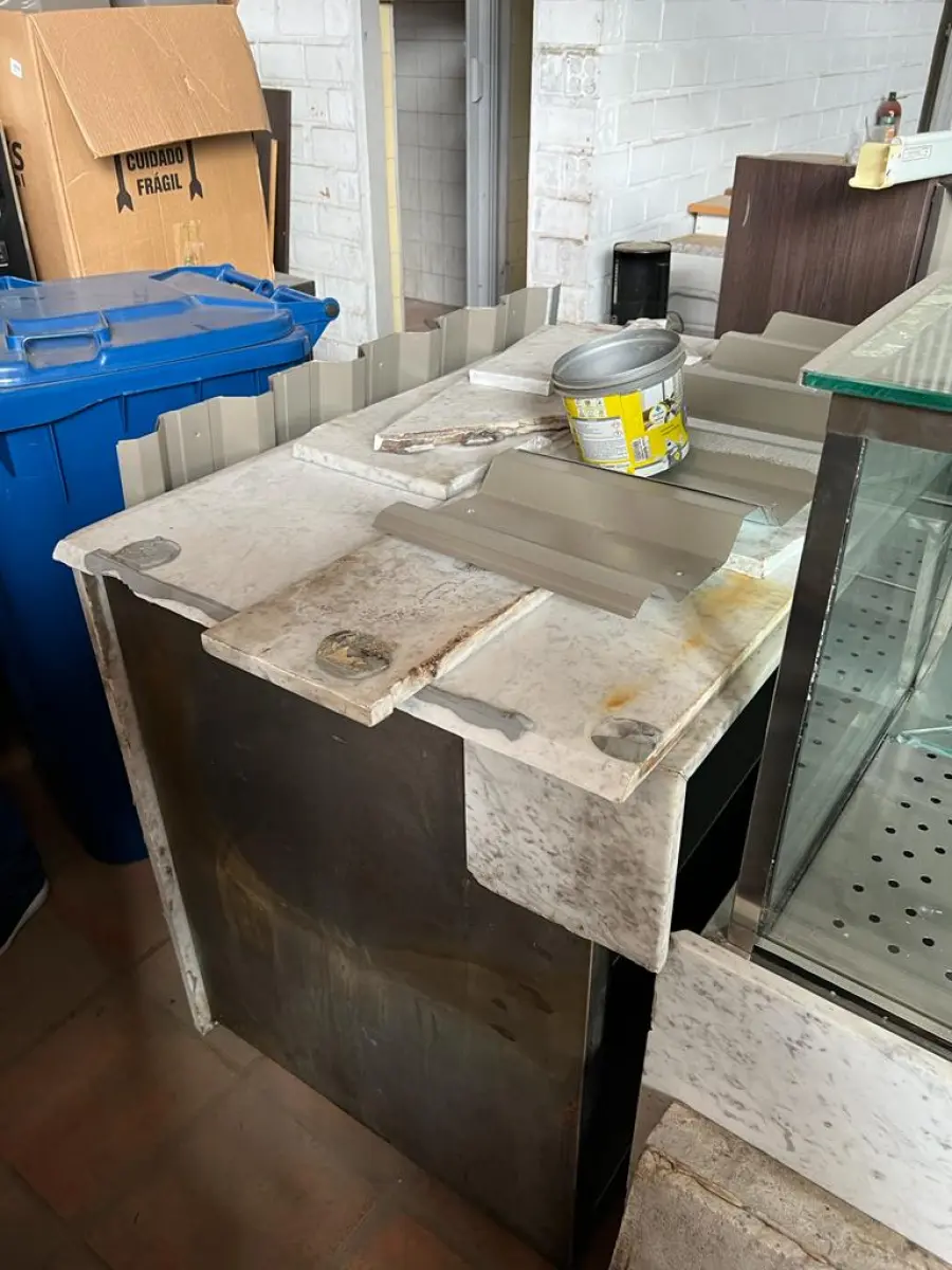 LOTE 001 - LISTAGEM GRANDE DE BENS DE LANCHERIA - PROJETOR, MESAS, CADEIRAS, FRITADEIRAS A GAS E ELETRICAS, FREEZERS, GELADEIRA, TELA, COMPUTADOR, LIXEIRA, FRIGOBAR,  FORNO CONVECTOR, CHAPA BIFETEIRA, AR CONDICIONADO SO FRENTE.