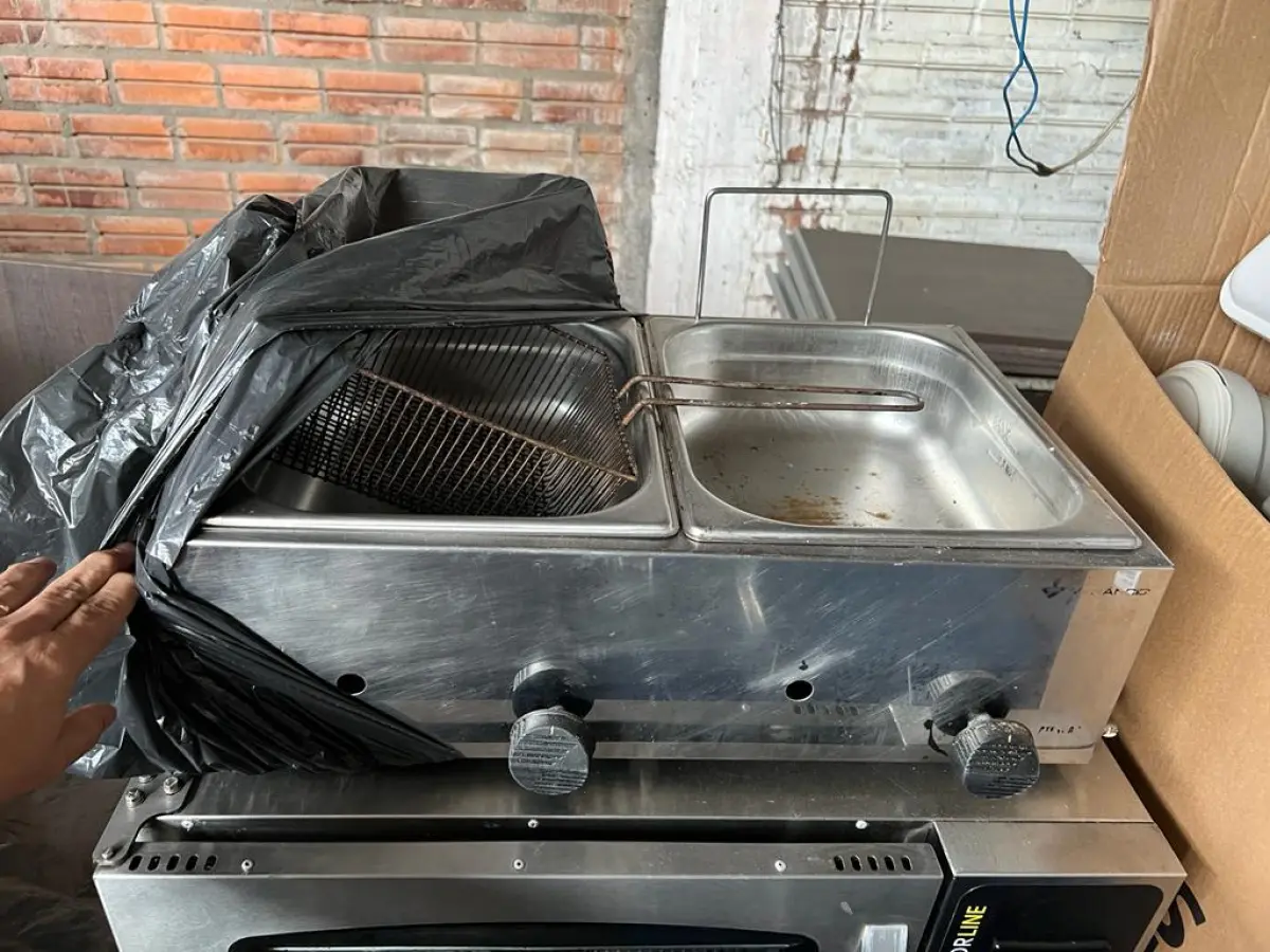 LOTE 001 - LISTAGEM GRANDE DE BENS DE LANCHERIA - PROJETOR, MESAS, CADEIRAS, FRITADEIRAS A GAS E ELETRICAS, FREEZERS, GELADEIRA, TELA, COMPUTADOR, LIXEIRA, FRIGOBAR,  FORNO CONVECTOR, CHAPA BIFETEIRA, AR CONDICIONADO SO FRENTE.