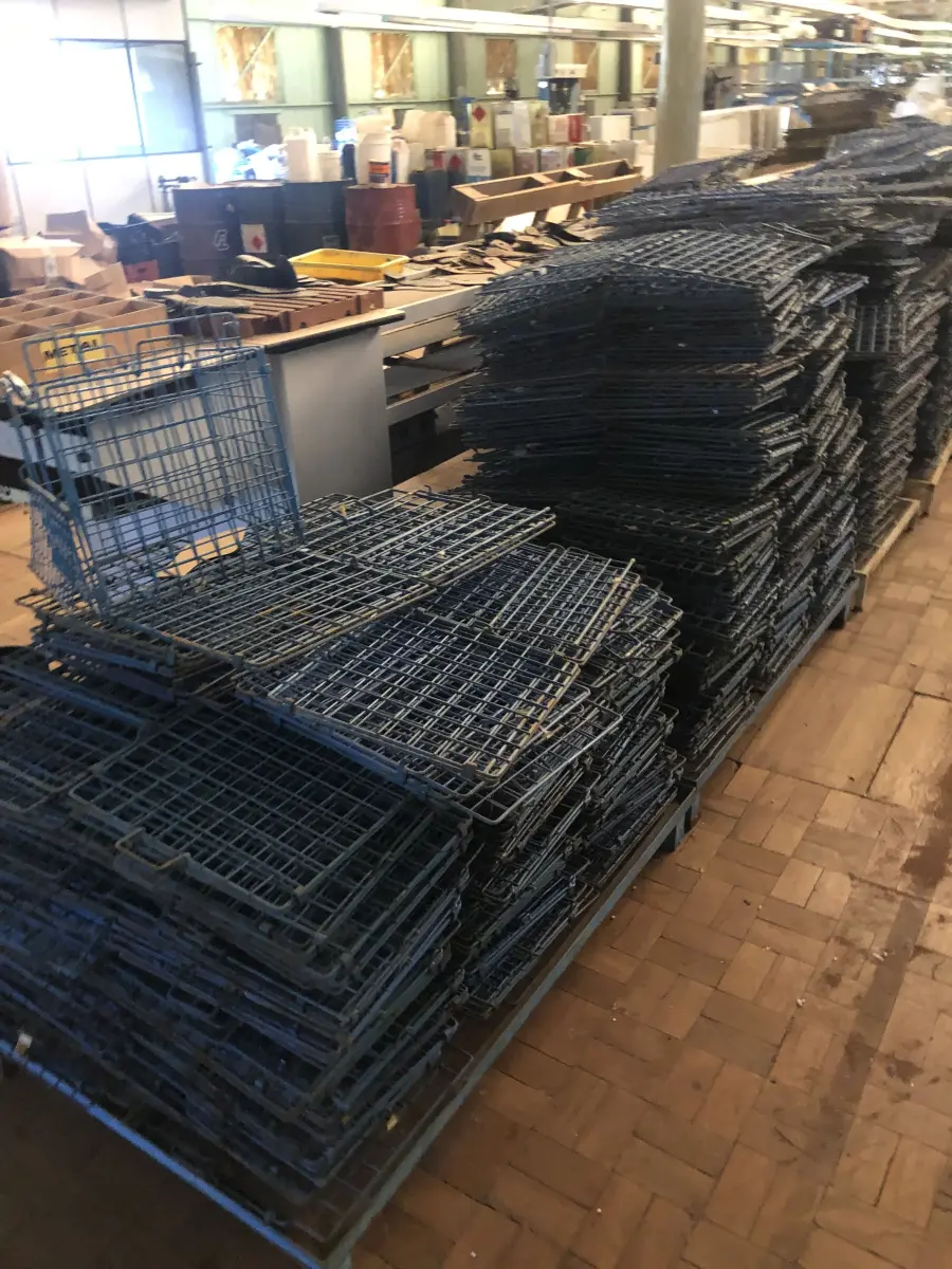 LOTE 146 - lote de caixas vazadas metálicas de empilhar