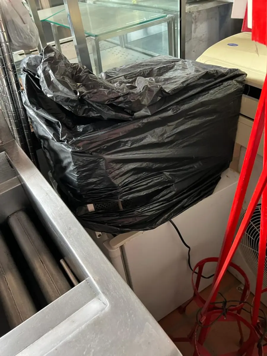 LOTE 001 - LISTAGEM GRANDE DE BENS DE LANCHERIA - PROJETOR, MESAS, CADEIRAS, FRITADEIRAS A GAS E ELETRICAS, FREEZERS, GELADEIRA, TELA, COMPUTADOR, LIXEIRA, FRIGOBAR,  FORNO CONVECTOR, CHAPA BIFETEIRA, AR CONDICIONADO SO FRENTE.