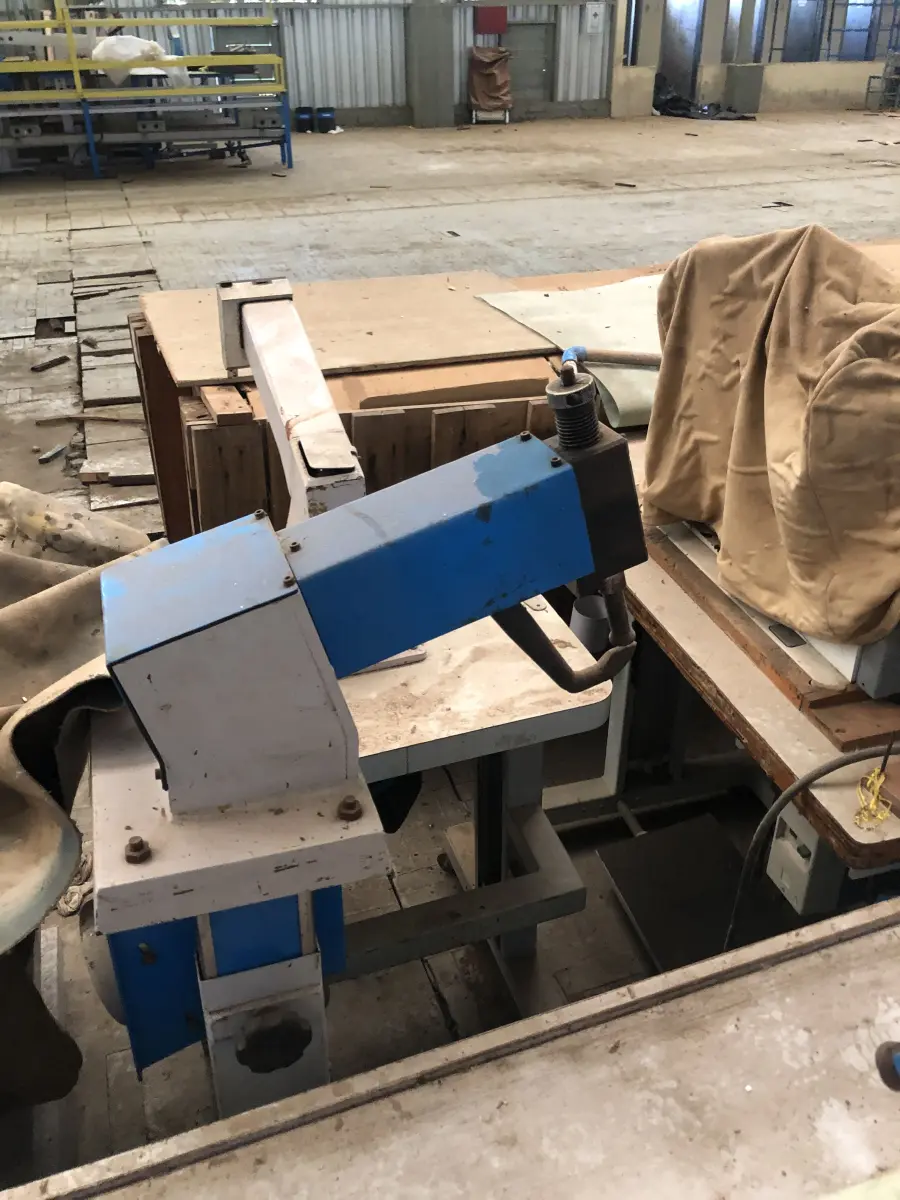 LOTE 093 - 2 máquina de rebater costura