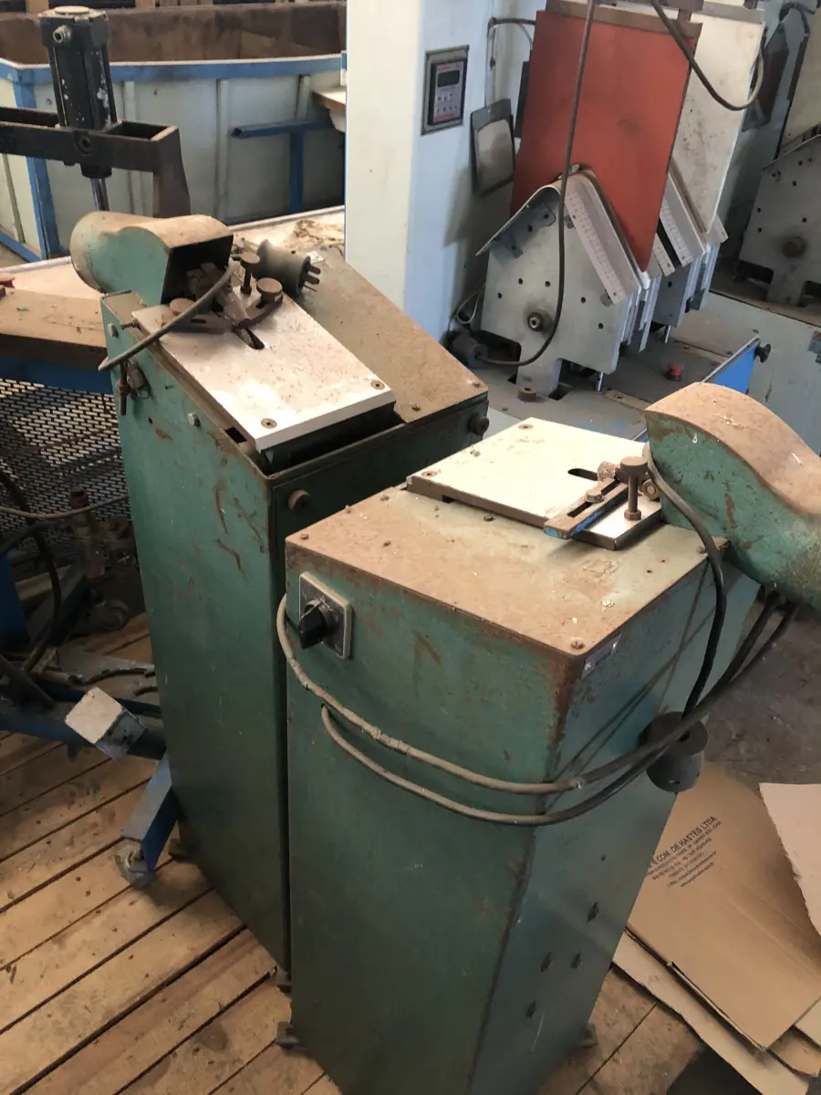 LOTE 082 - 2 lixadeiras de topo