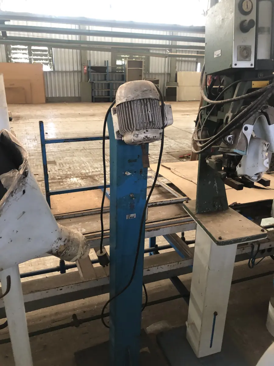 LOTE 063 - pedestal com motor