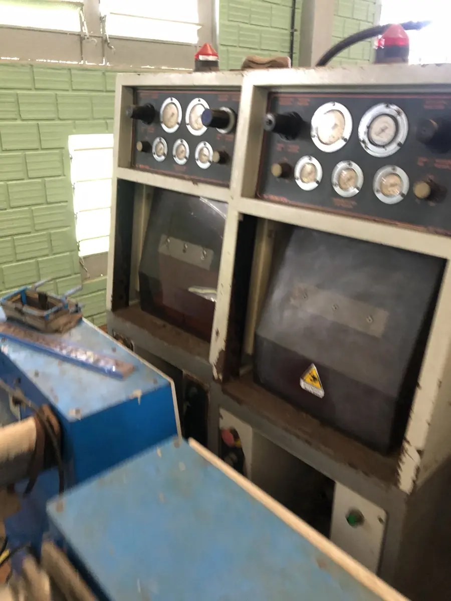 LOTE 359 - 2 prensas boca de sapo