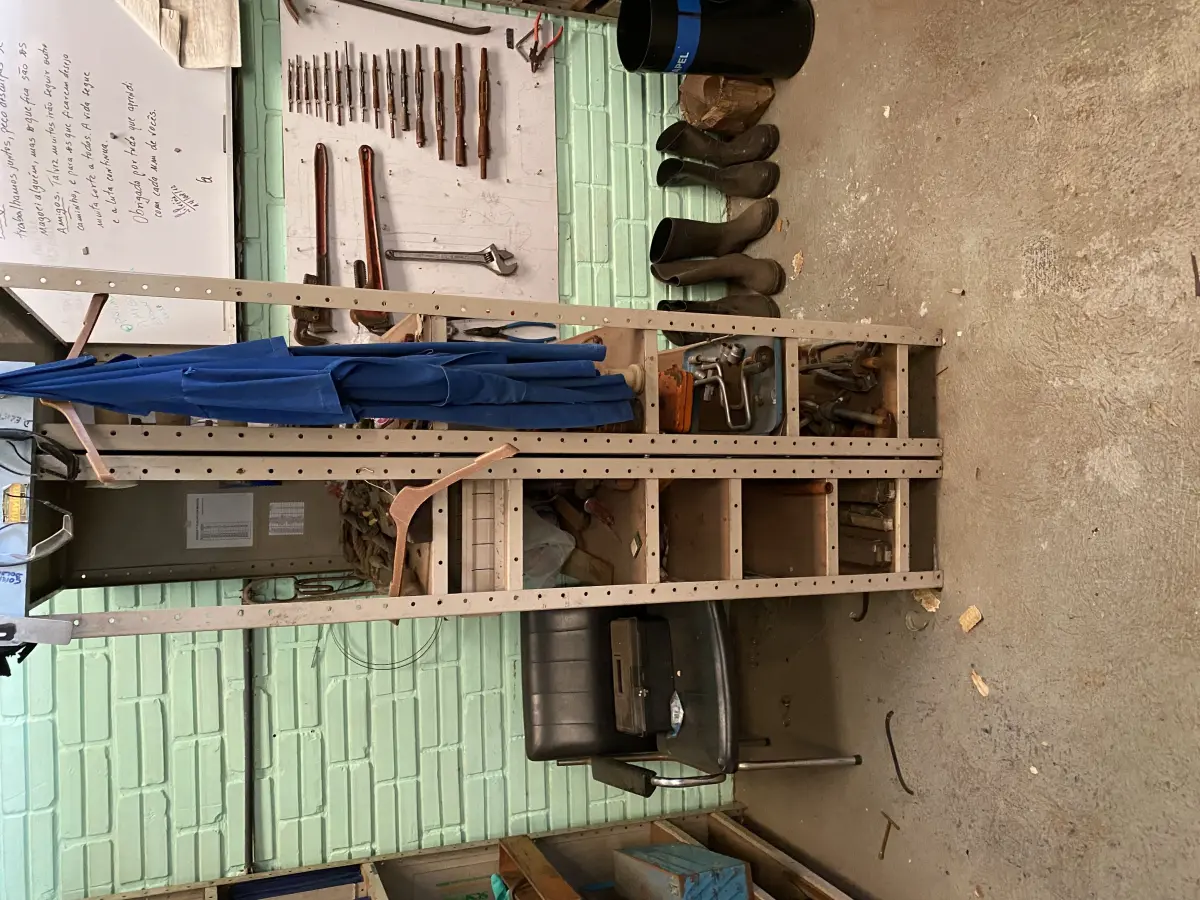 LOTE 463 - 2 prateleitas com peças e bancada 