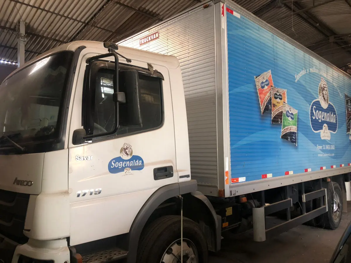 LOTE 047 - Caminhão Mercedes Atego 1719 ano 2012, pl ITY6474 cor branca com baú de metálico