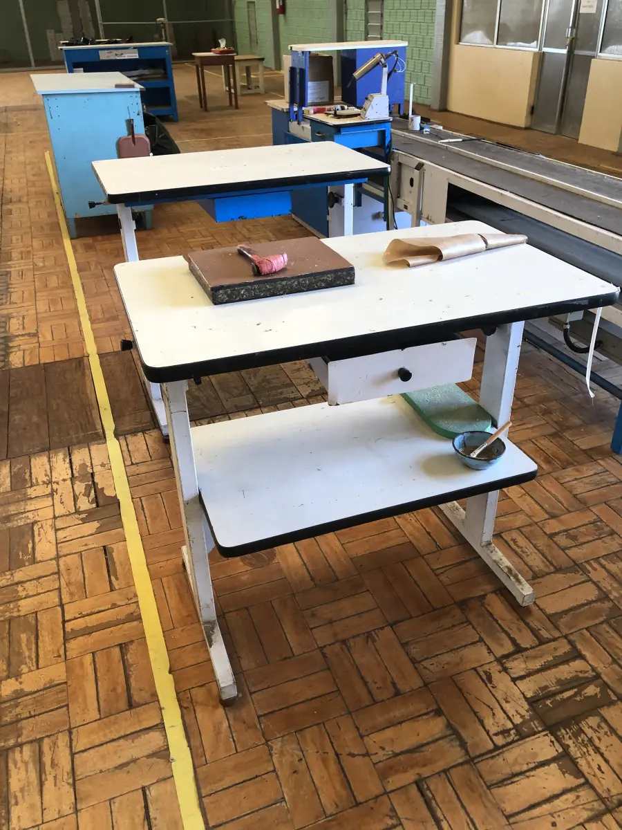 LOTE 215 - 2 mesas para máquinas 