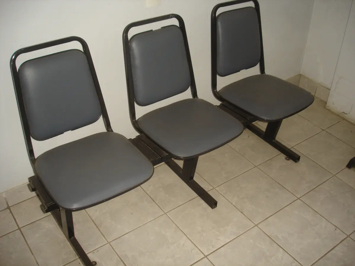 LOTE 001 - 2 sofás de 3 lugares de espera com encosto e estofado cinza