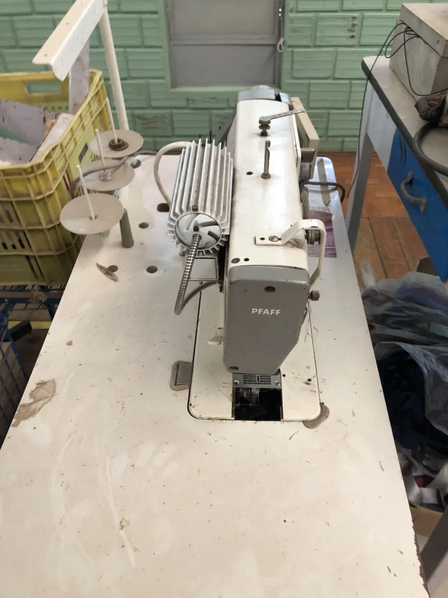 LOTE 408 - Máquina de costura Pfaff
