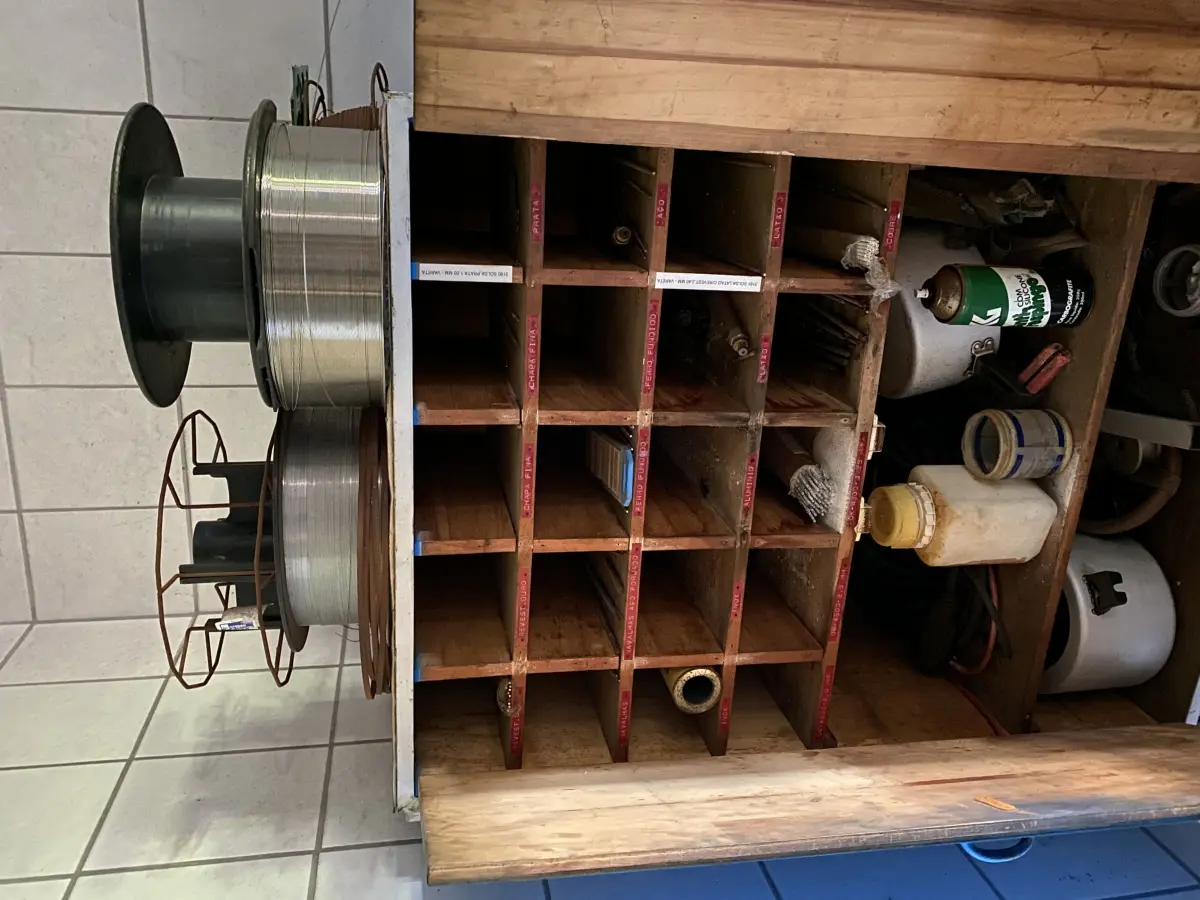 LOTE 491 - Armario de madeira 