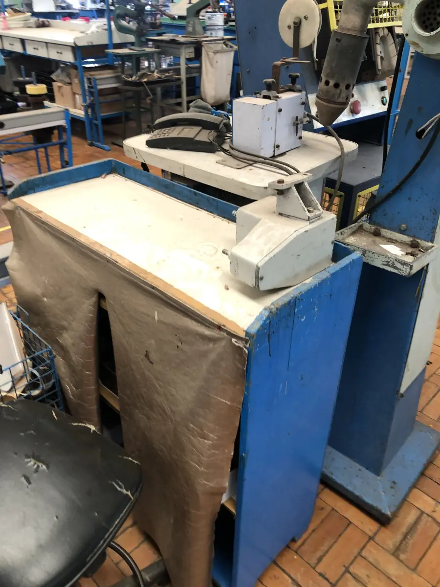 LOTE 406 - Cabide, mesa, torninho