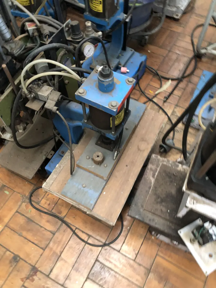 LOTE 354 - 14 prensas