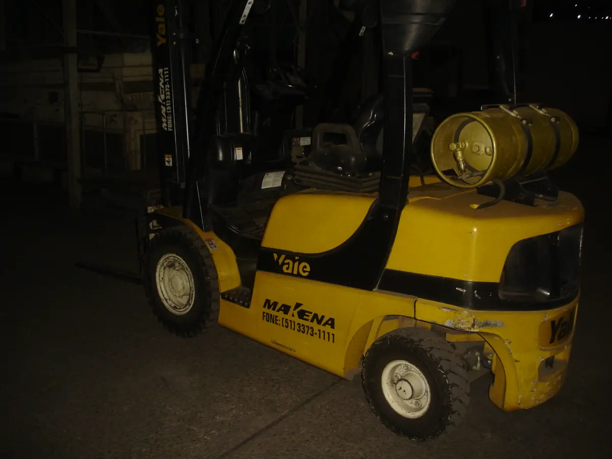 LOTE 041 - empilhadeira a gás marca Yale com o botijão