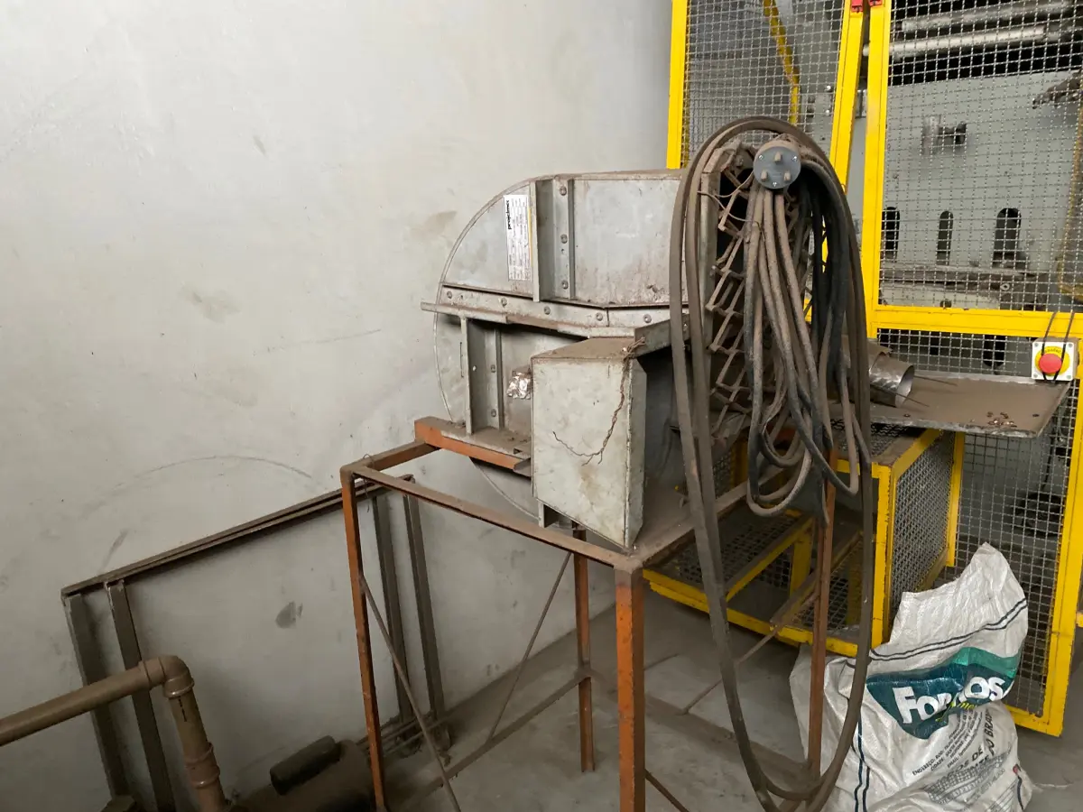 LOTE 057 - motor de exaustão com carcaça metálica