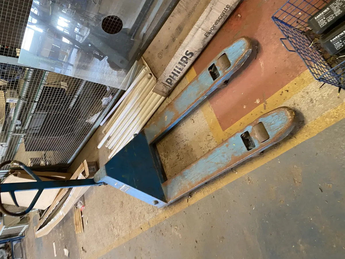 LOTE 457 - Carrinho paleteiro 