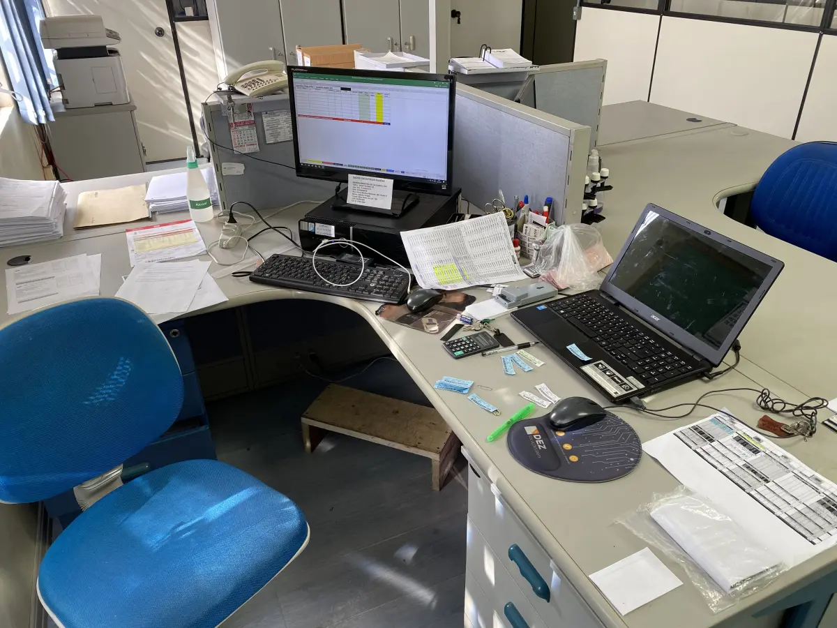 LOTE 504 - Conjunto de 4 mesas e 4 cadeiras, 2 computadores 