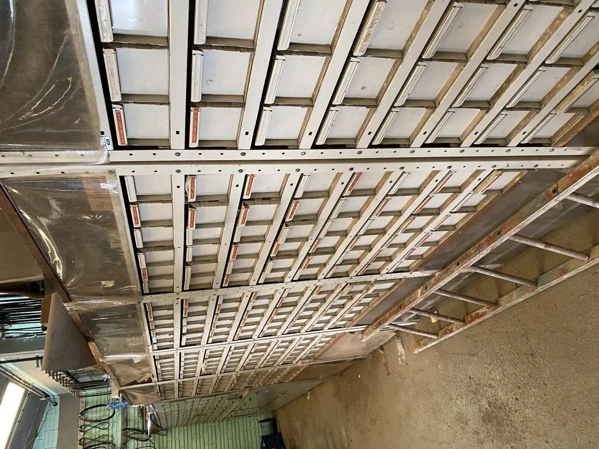 LOTE 464 - Prateleira gaveteiro 