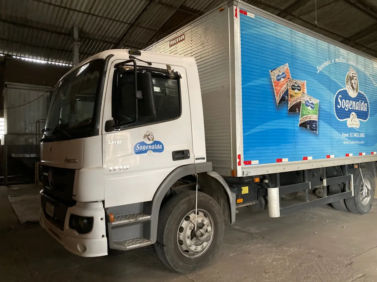 LOTE 047 - Caminhão Mercedes Atego 1719 ano 2012, pl ITY6474 cor branca com baú de metálico