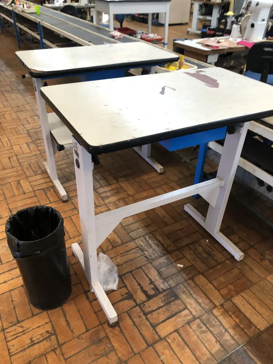 LOTE 224 - 4 mesas para máquinas