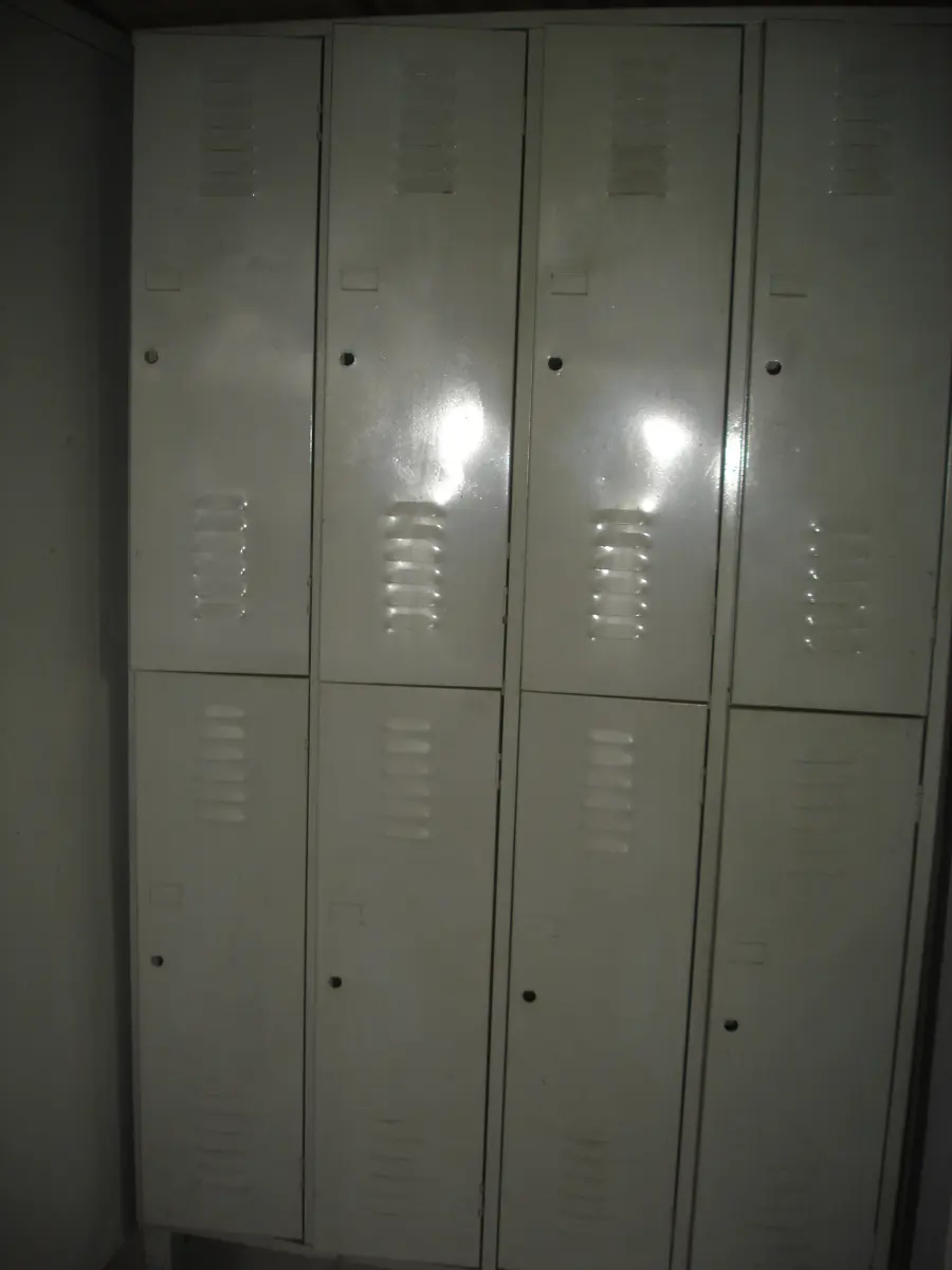 LOTE 067 - 2 armário de vestiário em mau estado