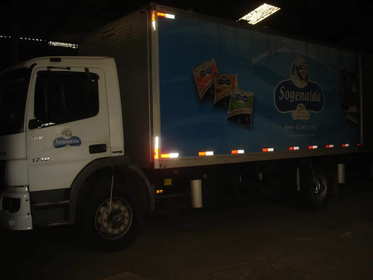 LOTE 047 - Caminhão Mercedes Atego 1719 ano 2012, pl ITY6474 cor branca com baú de metálico