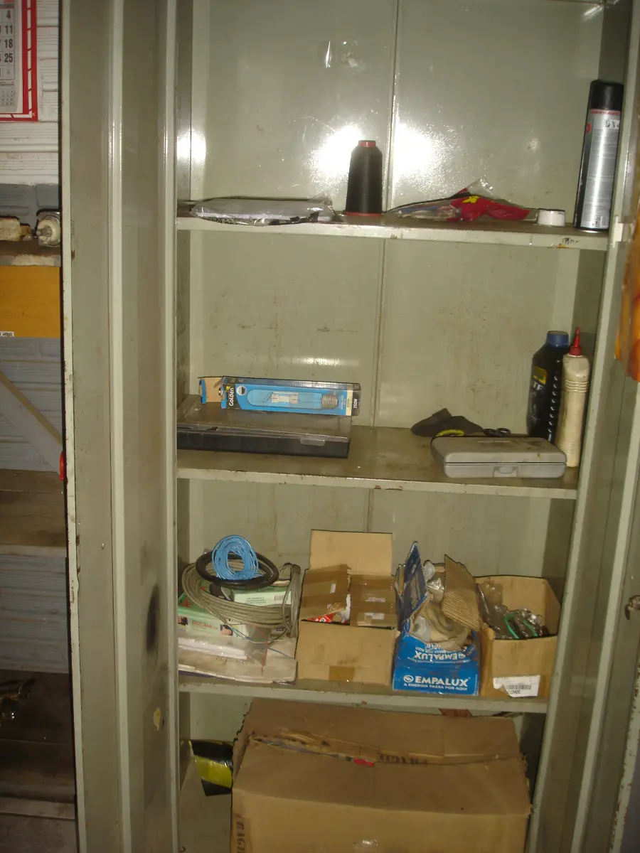 LOTE 052 - prateleira, armário em mau estado, armário de madeira, tintas e poucas ferramentas