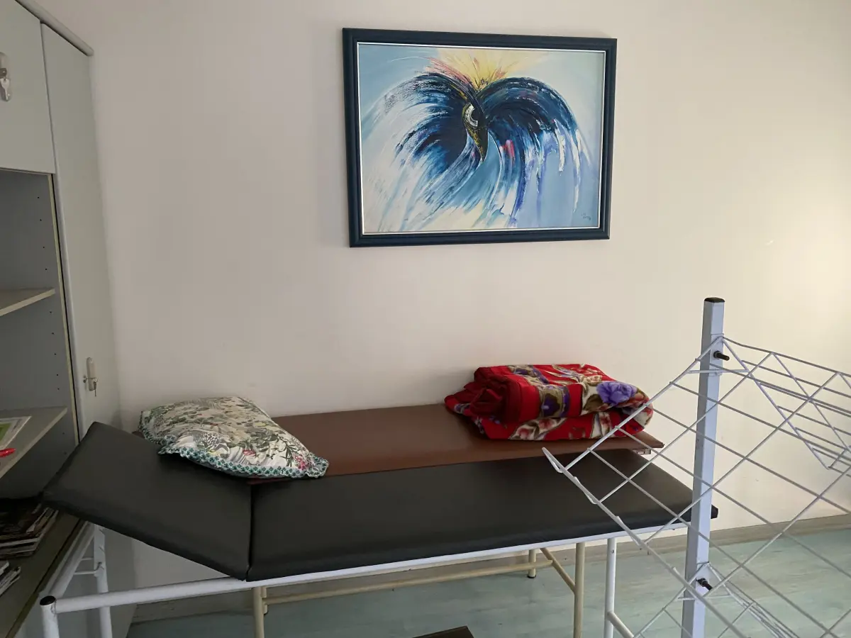 LOTE 515 - Armario de madeira, 2 macas, ar condicionado, quadro, balança, mesa e 2 cadeiras , armario portas de vidro 