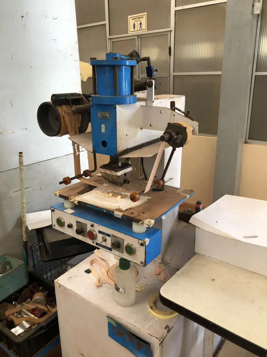 LOTE 417 - Máquina de passar fita 