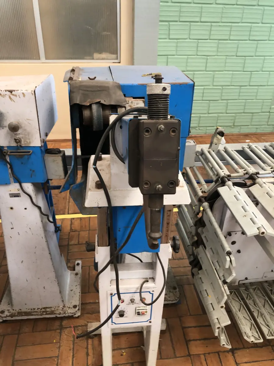 LOTE 382 - Máquina rebater costura 