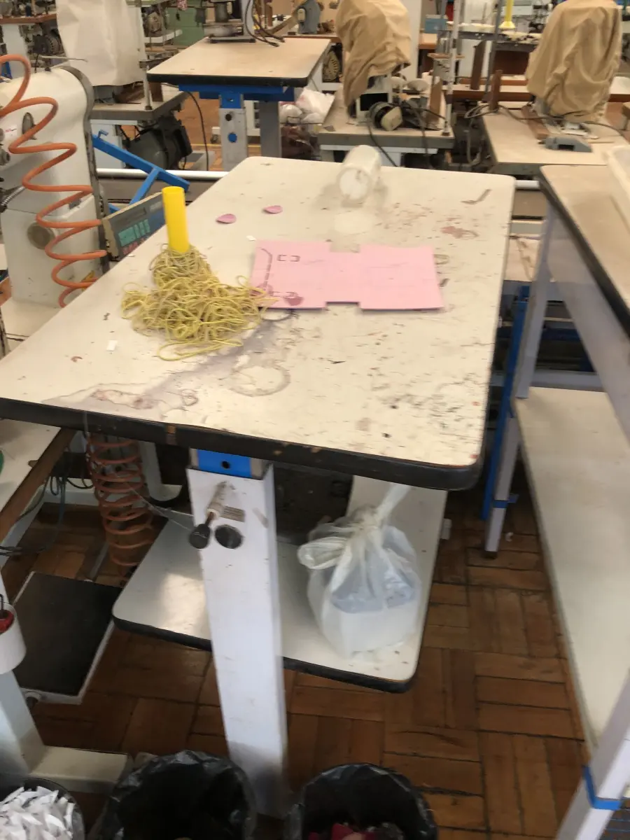 LOTE 257 - 2 mesas para máquinas