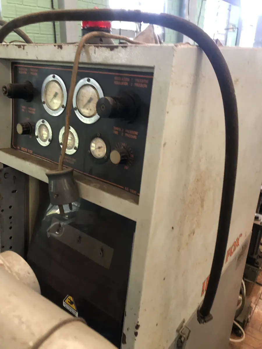 LOTE 357 - Prensa boca de sapo