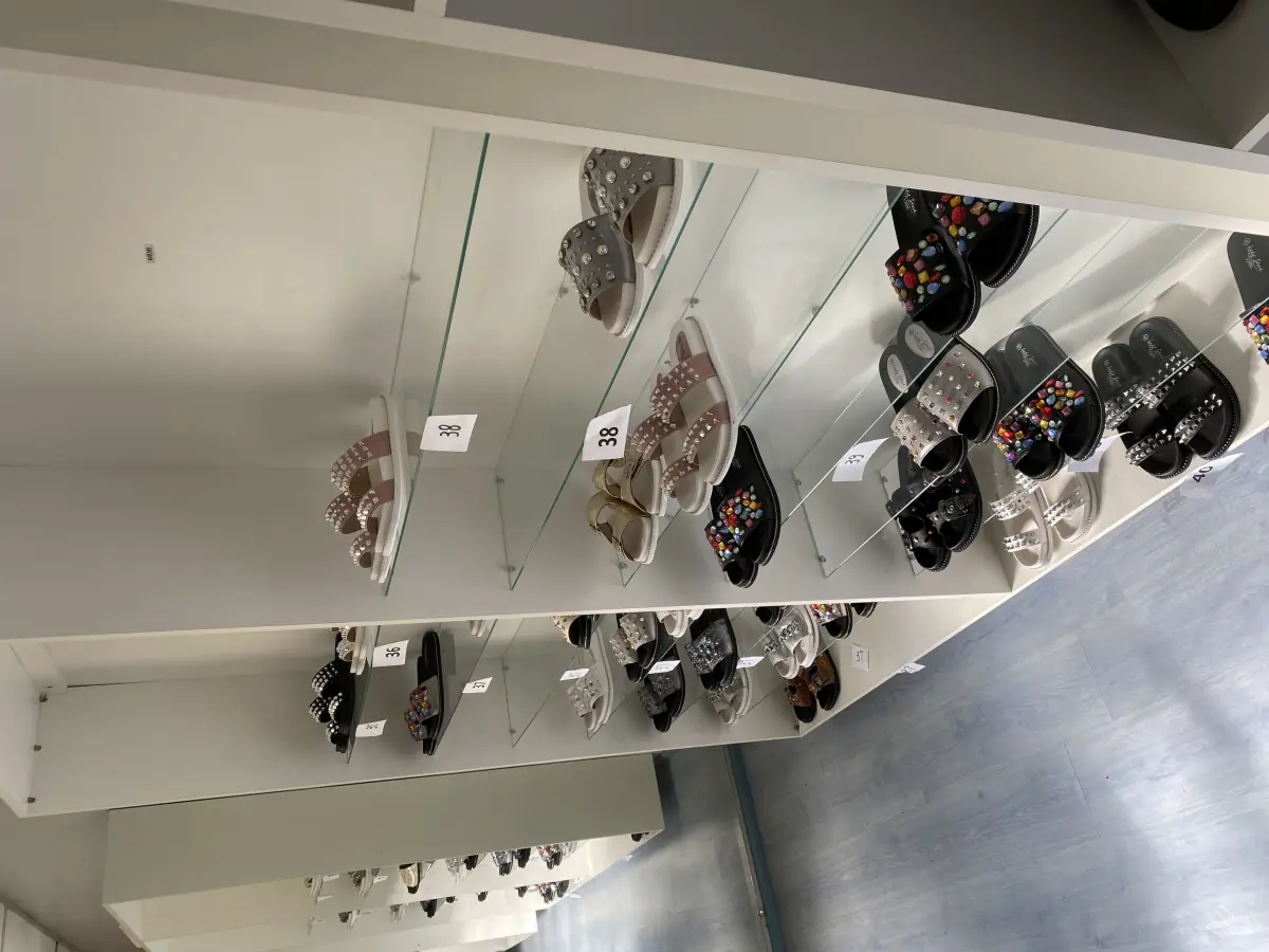 LOTE 519 - Lote de prateleiras para loja, mesa e enfeite 