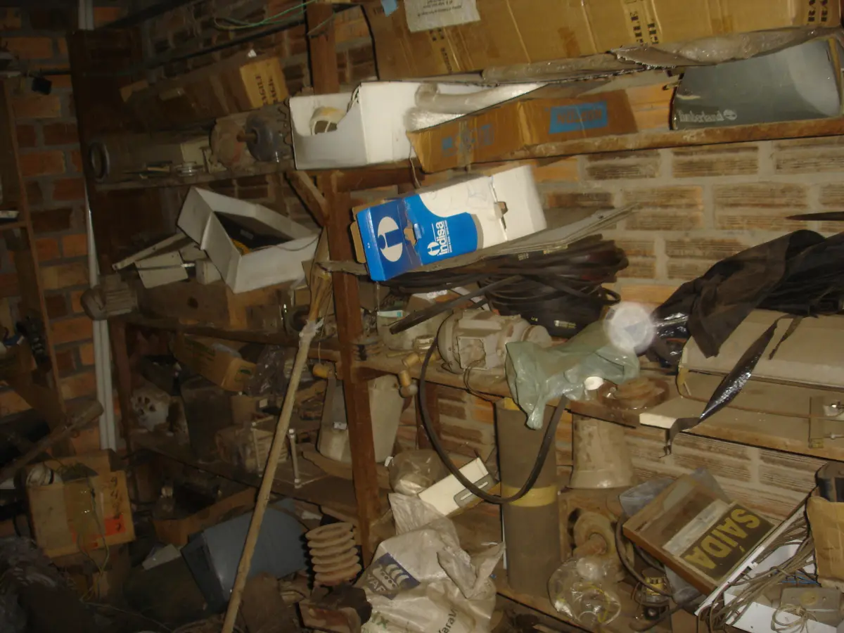 LOTE 059 - lote com peças de maquinas, carrinho de mão, tubos, motores, correias, ventilador de pedestal, sucatas diversas, prateleira com peças, polias, etc.