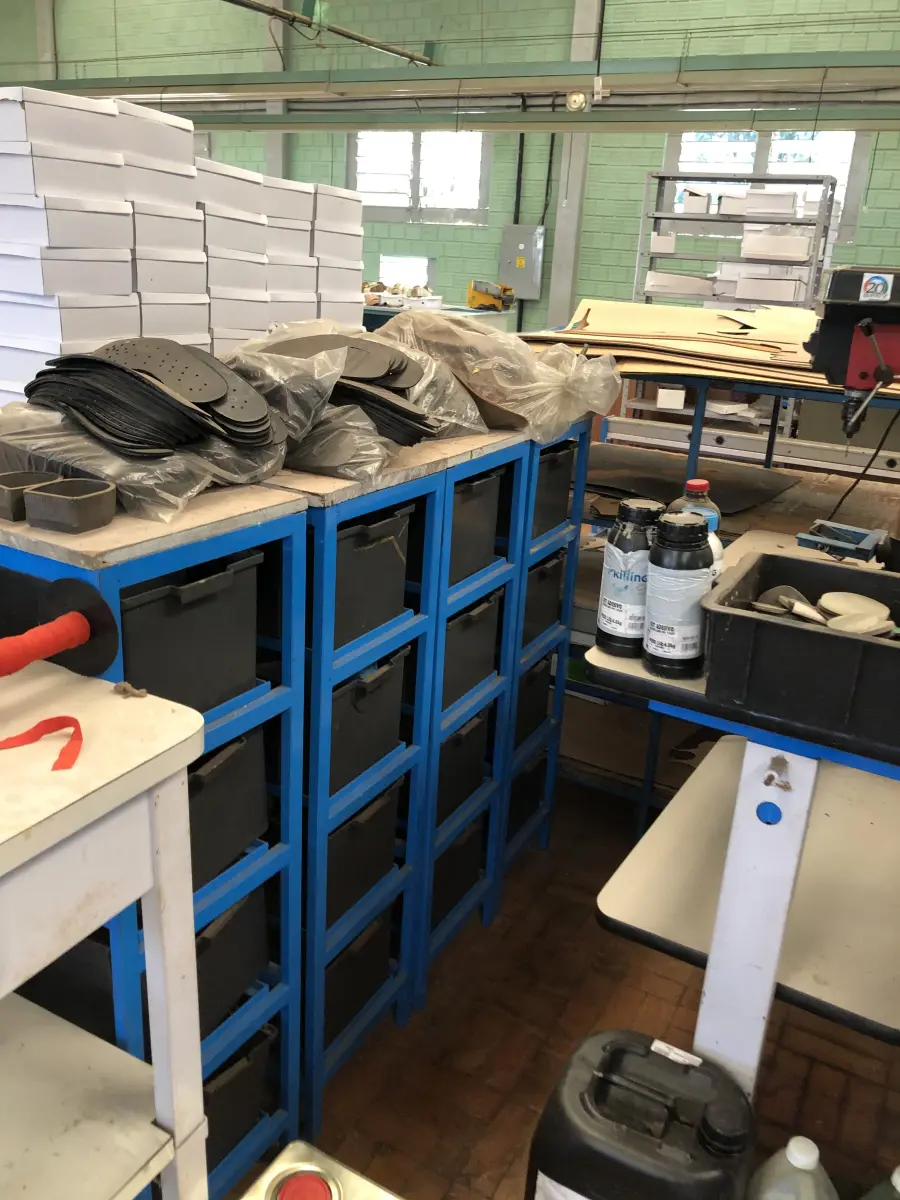 LOTE 267 - Mesa para máquina e caixas organizadoras 