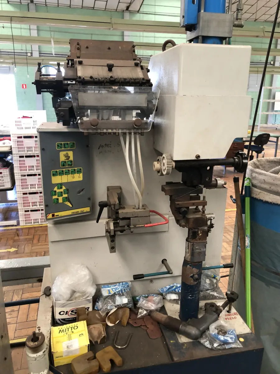 LOTE 275 - Máquina de pregar salto 