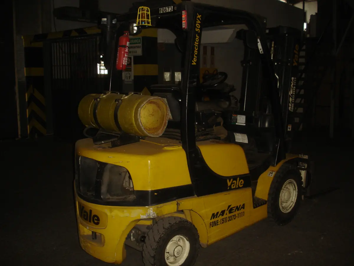 LOTE 041 - empilhadeira a gás marca Yale com o botijão
